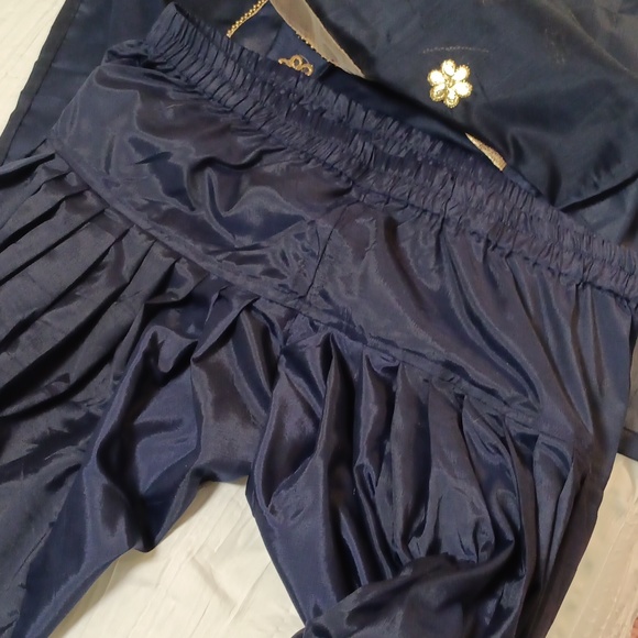 Salwar pants suit - Picture 4 of 5